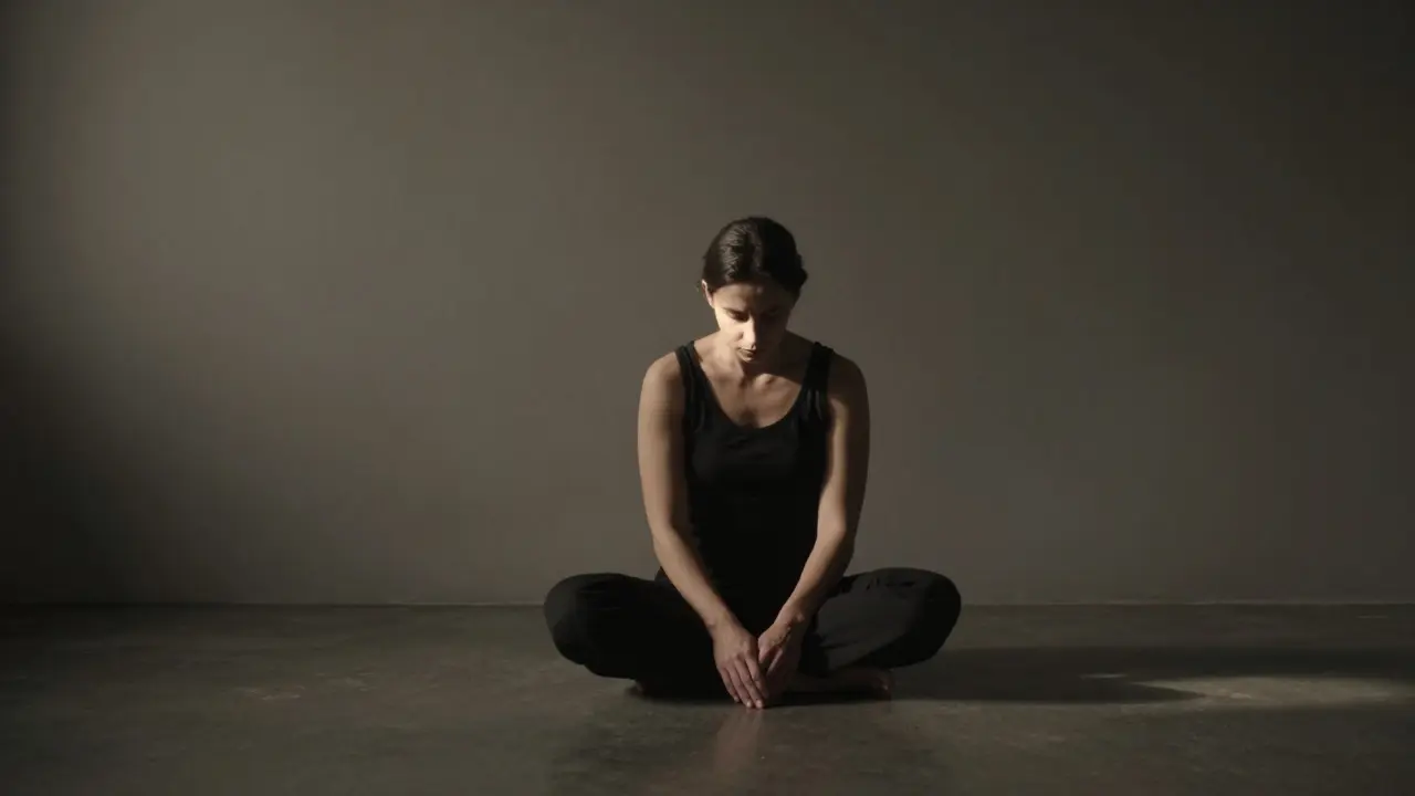 Žena v hlubokém tichu, osvětlená jedním paprskem světla, bez dotyku.